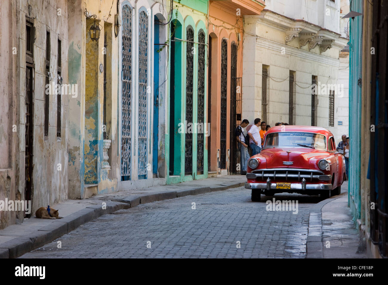 Bunte Straße mit traditionellen alten amerikanischen Auto geparkt, Alt-Havanna, Kuba, Westindische Inseln, Karibik, Mittelamerika Stockfoto