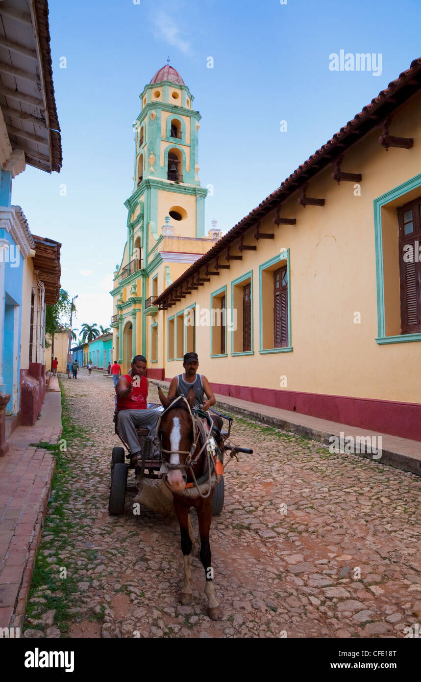 Zwei Männer auf Pferden gezogenen Wagen entlang einer ruhigen Straße in Trinidad, Provinz Sancti Spiritus, Kuba, Karibik, Karibik Reisen Stockfoto