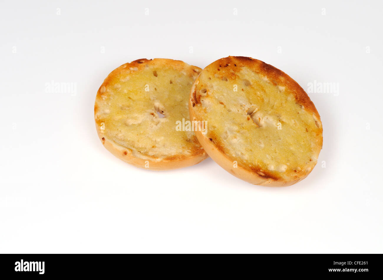 Getoasteten Bagel mit Butter auf weißem Hintergrund Stockfoto