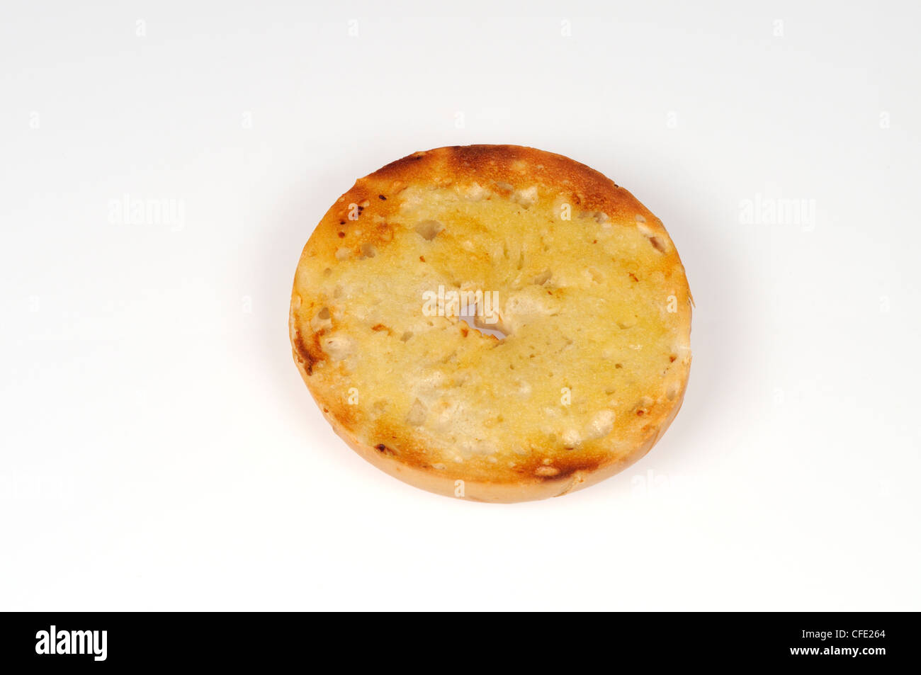 Die Hälfte Bagel mit Butter geröstet auf weißem Hintergrund Stockfoto