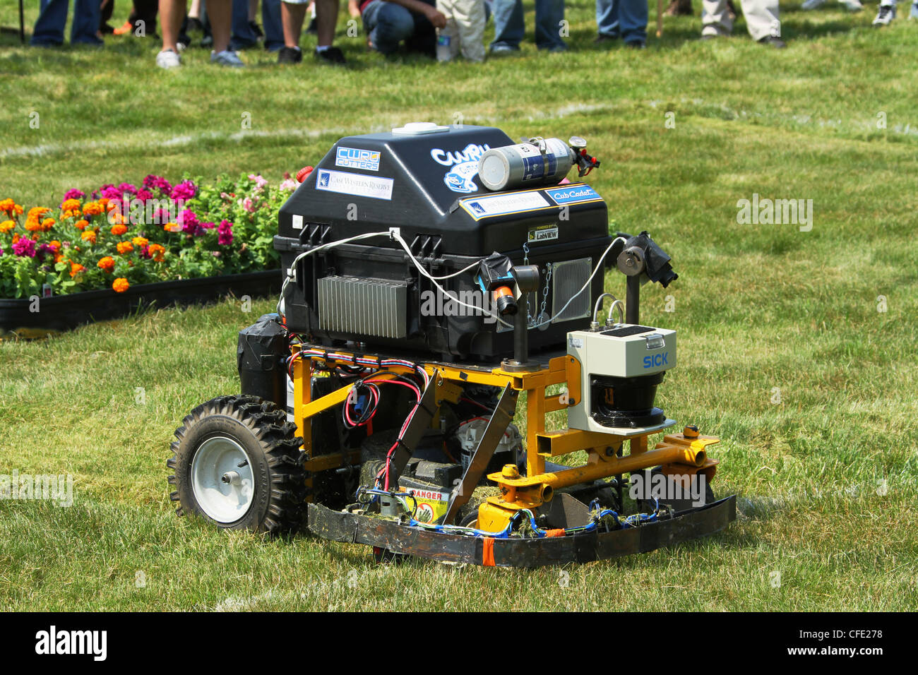 Experimentellen Roboter-Rasenmäher von Case Western Reserve University  Stockfotografie - Alamy