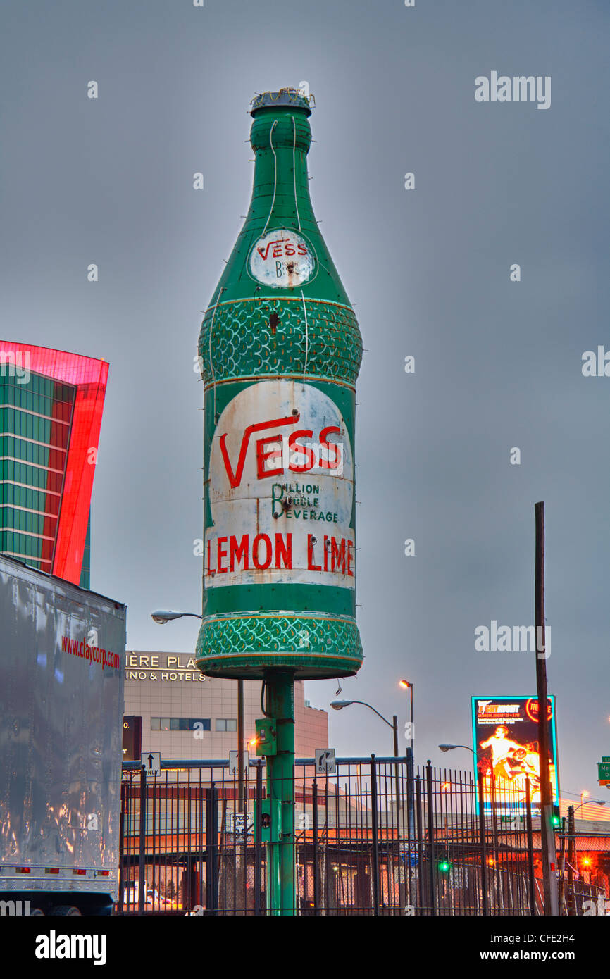 Riesige Vess Limo-Flasche in St. Louis, Missouri Stockfoto