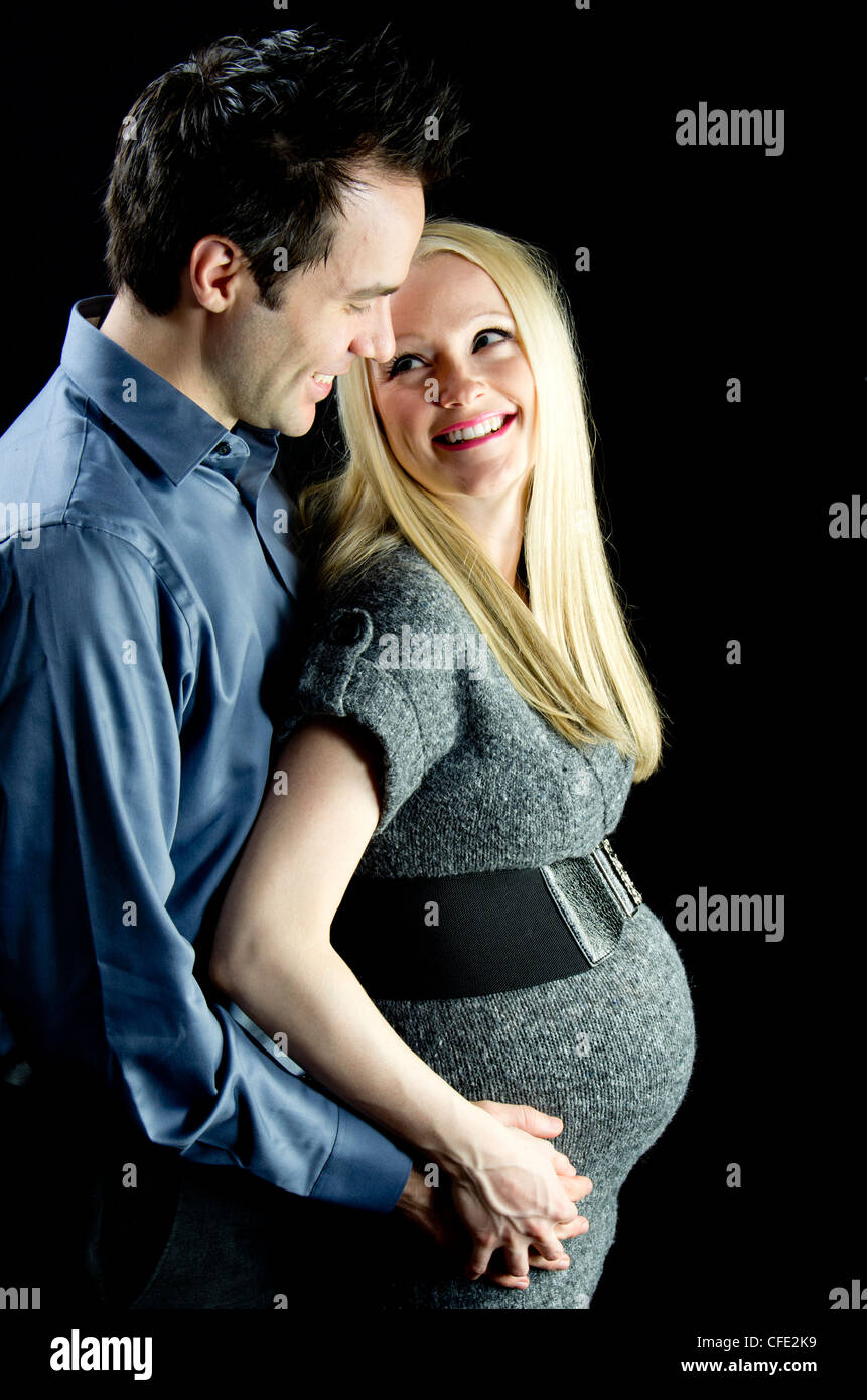 Eine Mutterschaft Bild von ein paar low-Key, schwarz im Hintergrund. Stockfoto