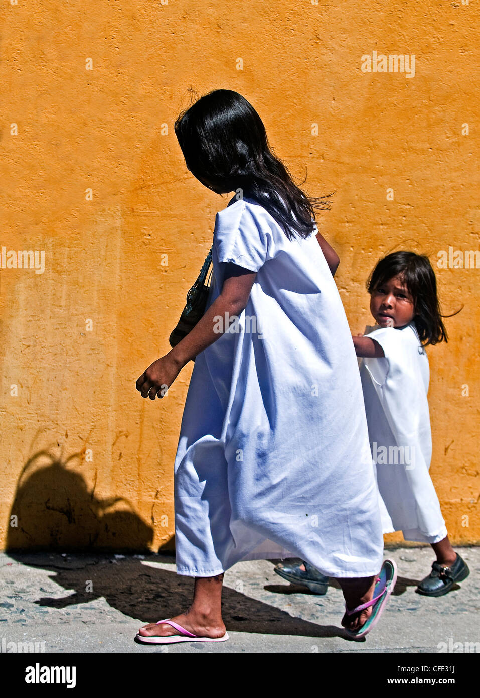 Indianer-Mutter und Kind geht auf der Straße in Santa Marta, Kolumbien Stockfoto