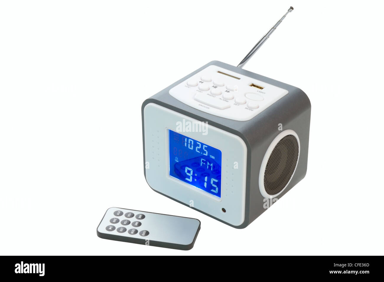 Tragbares Radio-Empfänger mit Alarm, Kartenleser, Verstärker, Fernbedienung und MP3-Player auf einem weißen Hintergrund isoliert Stockfoto
