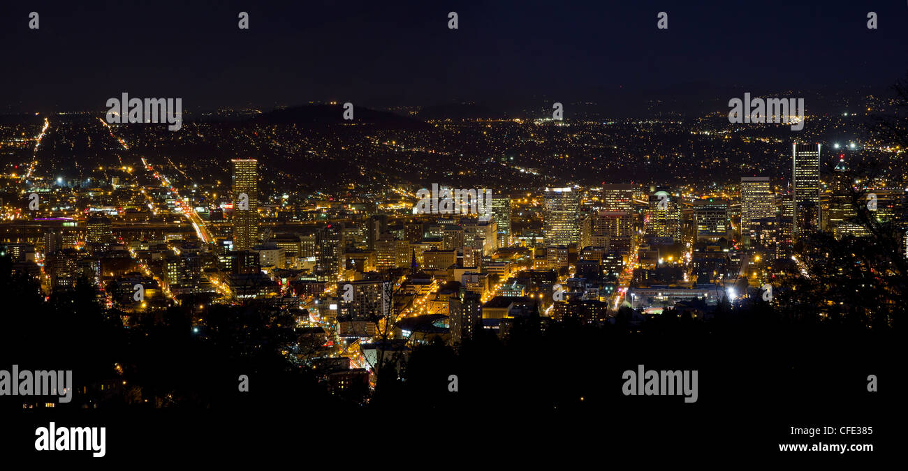 Nachtaufnahme von Portland Oregon Innenstadt Stadtbild Panorama Stockfoto