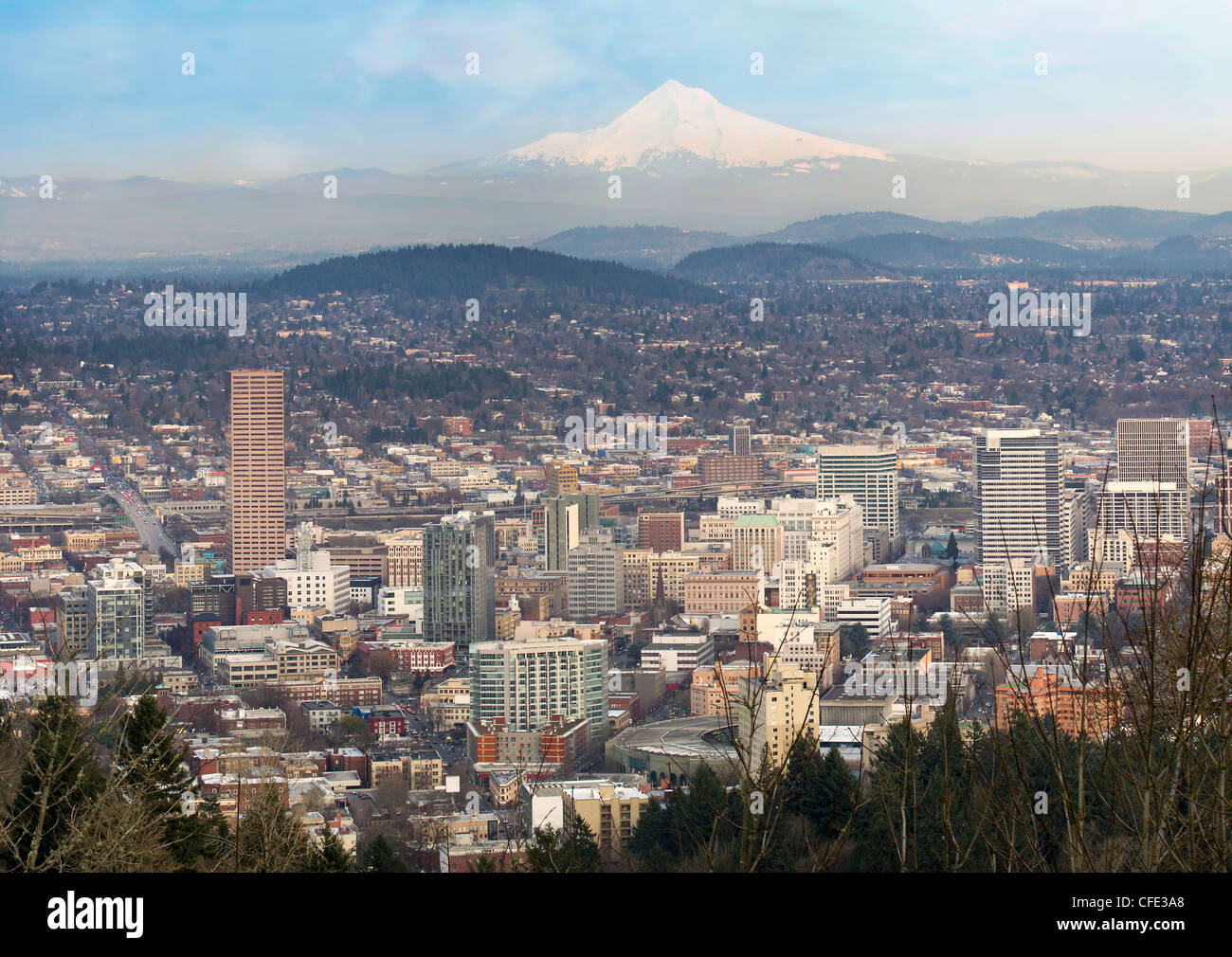 Portland Oregon Innenstadt Stadtbild mit Mount Hood tagsüber Stockfoto