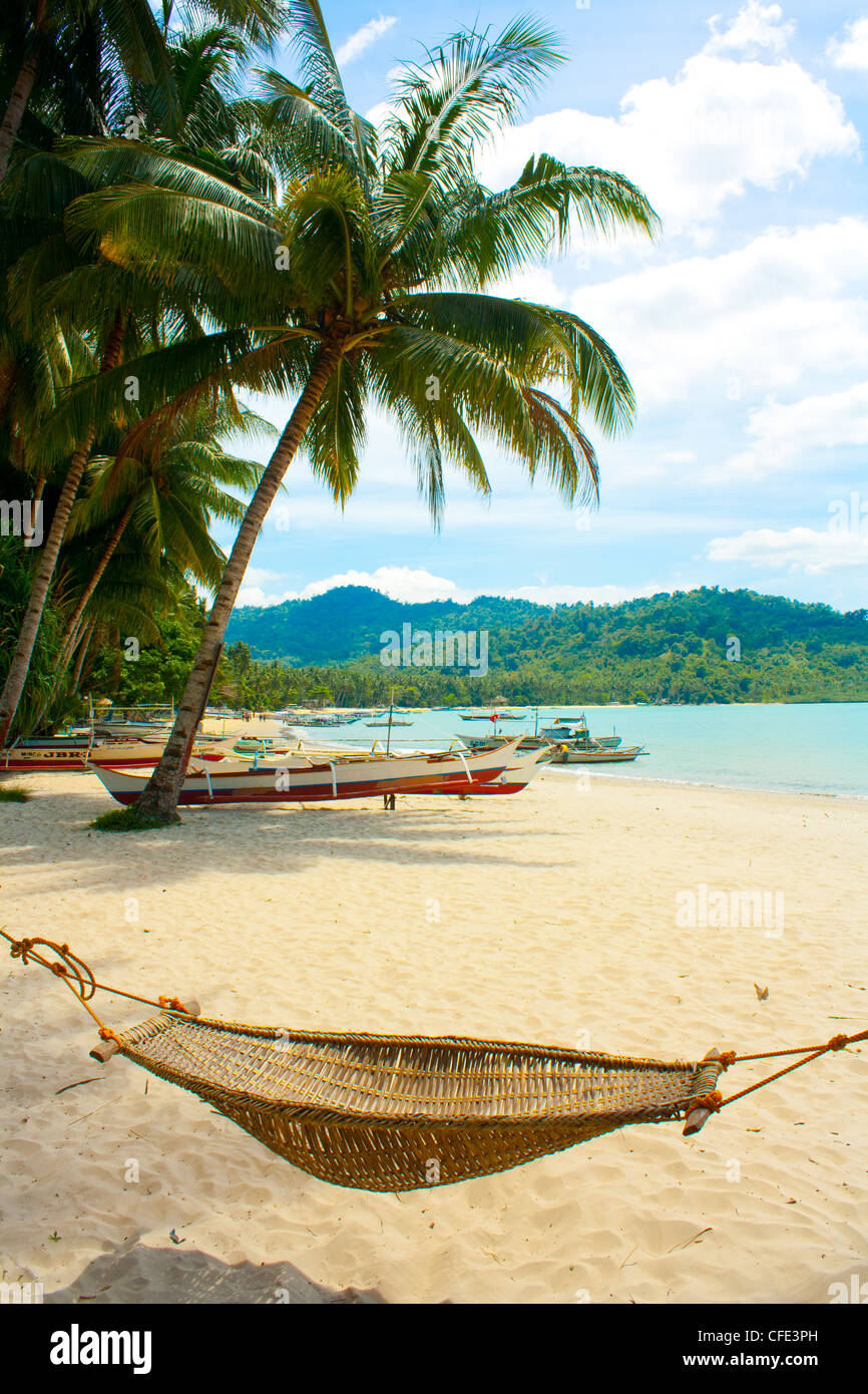 Eine entspannende Hängematte auf einer abgelegenen Insel Strand Stockfoto