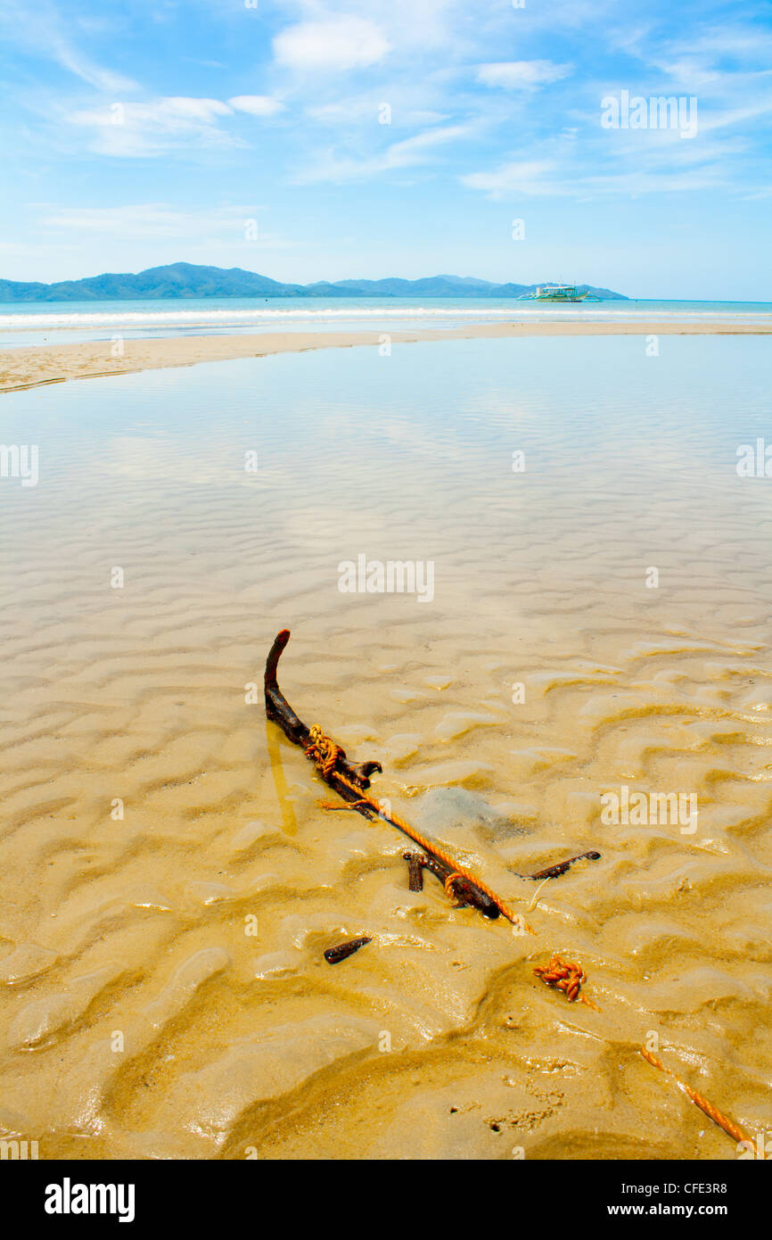 Anker hält sich einen unsichtbaren Boot auf die Sandbank an einem sonnigen blauen Himmel Tag. Stockfoto
