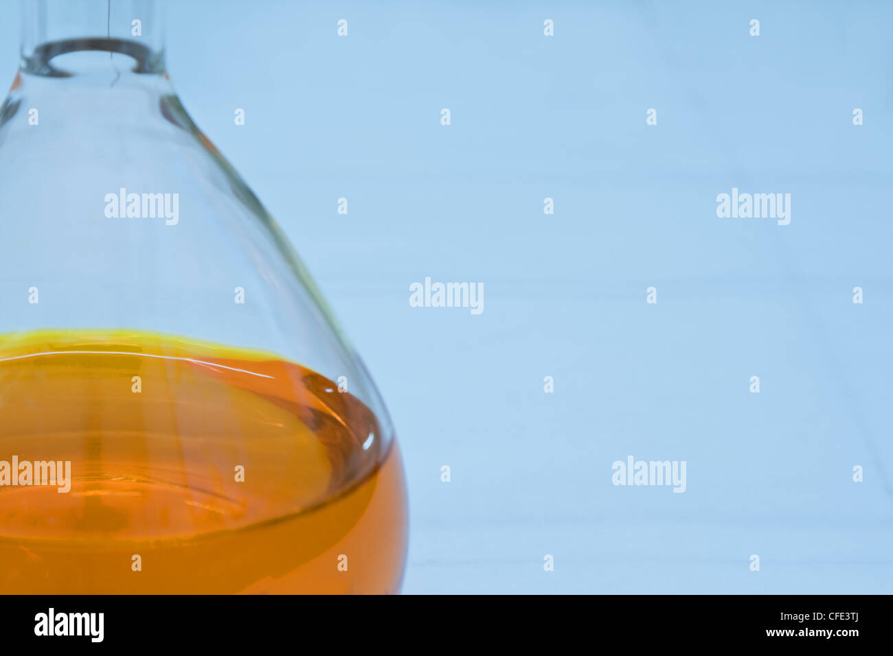 Detailaufnahme einer Labor-Flasche mit einer orange Lösung (soft-Fokus) Stockfoto