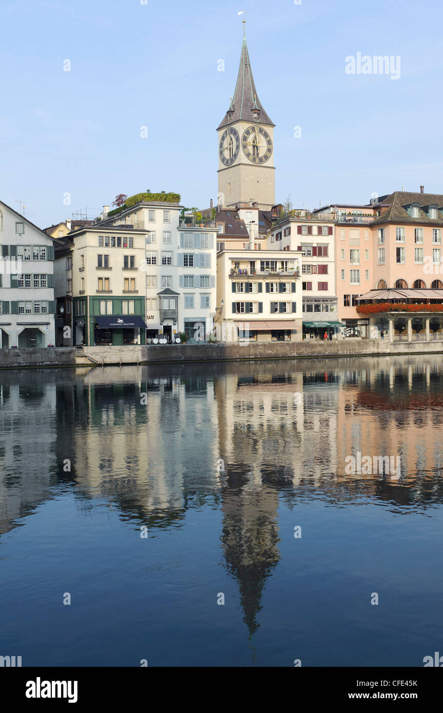 Kirche St. Peter und Ufer des Flusses Limmat, Zürich, Schweiz Stockfoto