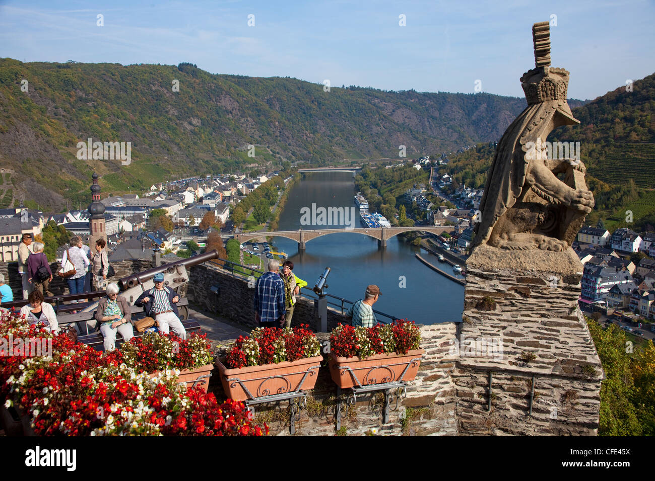Blick vom Schloss auf die Stadt und Mosel, Cochem, Rheinland-Pfalz, Deutschland, Europa Stockfoto