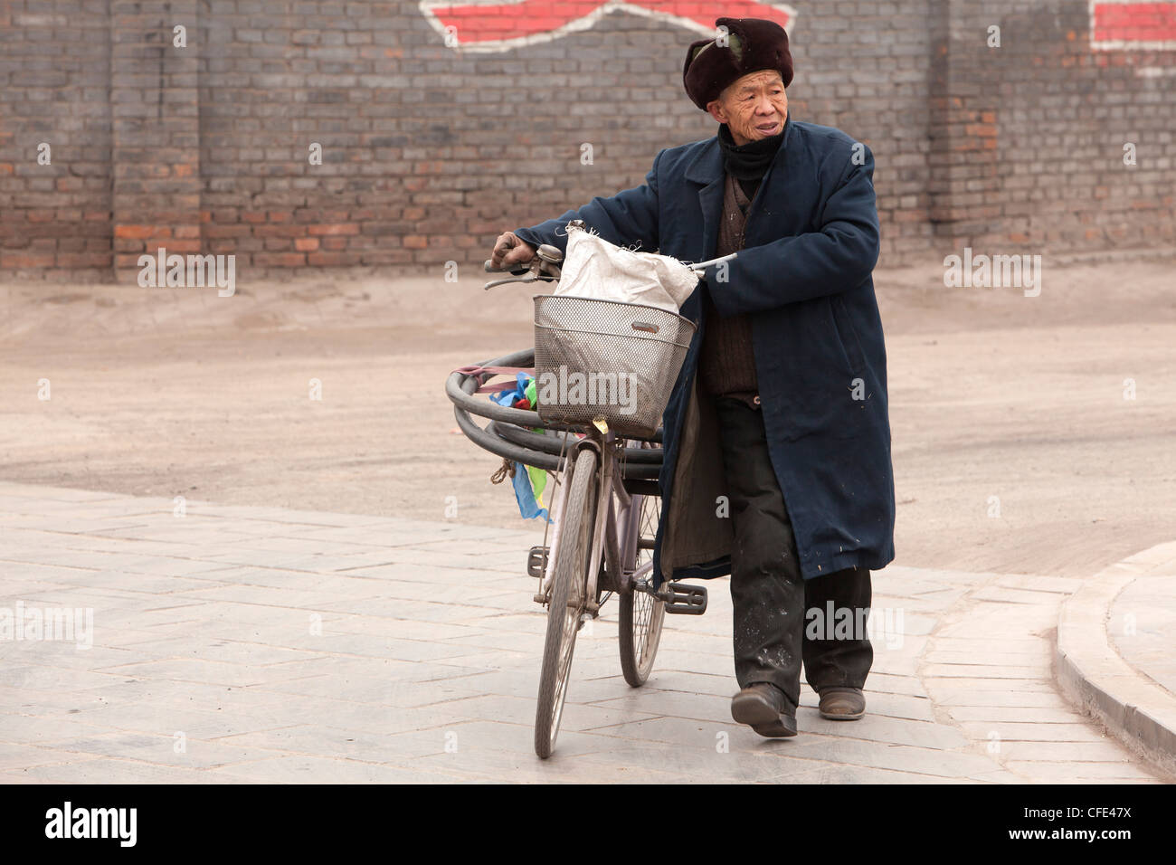 alte chinesische Mann mit Fahrrad, Pingyao, Altstadt der Qing-Dynastie, Provinz Shanxi, China Stockfoto