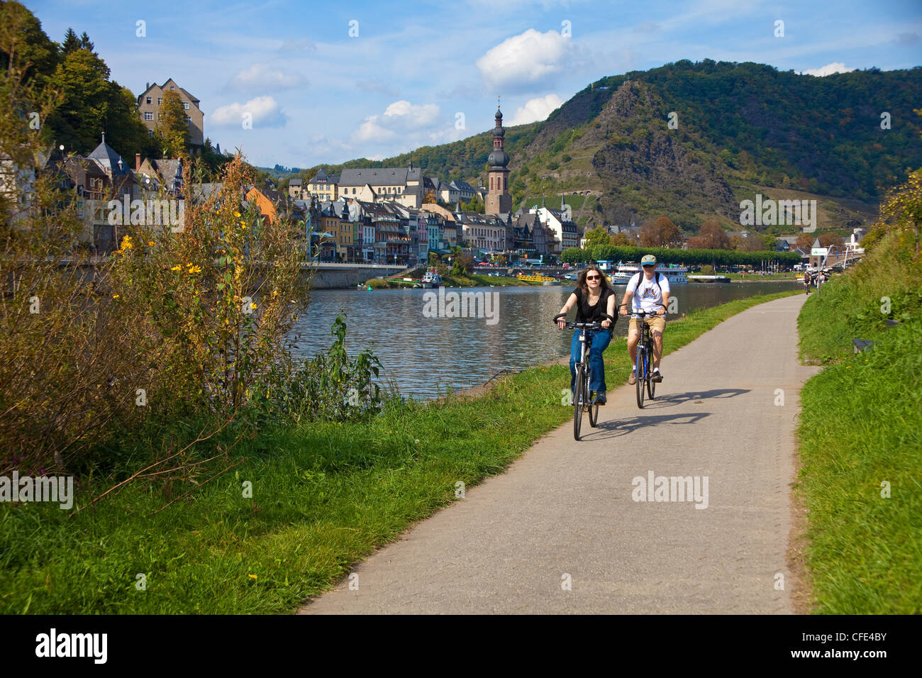 Radfahrer auf einem cycleway am Flußufer der Mosel, Cochem mit Schloss, Rheinland-Pfalz, Deutschland, Europa Stockfoto