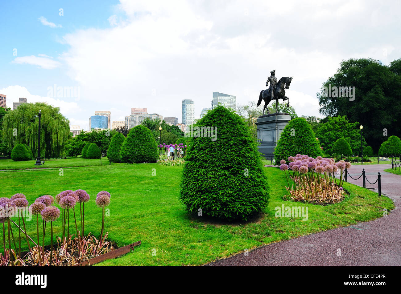 George Washington-Statue als Wahrzeichen in Boston Common Park mit Skyline der Stadt und Wolkenkratzern. Stockfoto