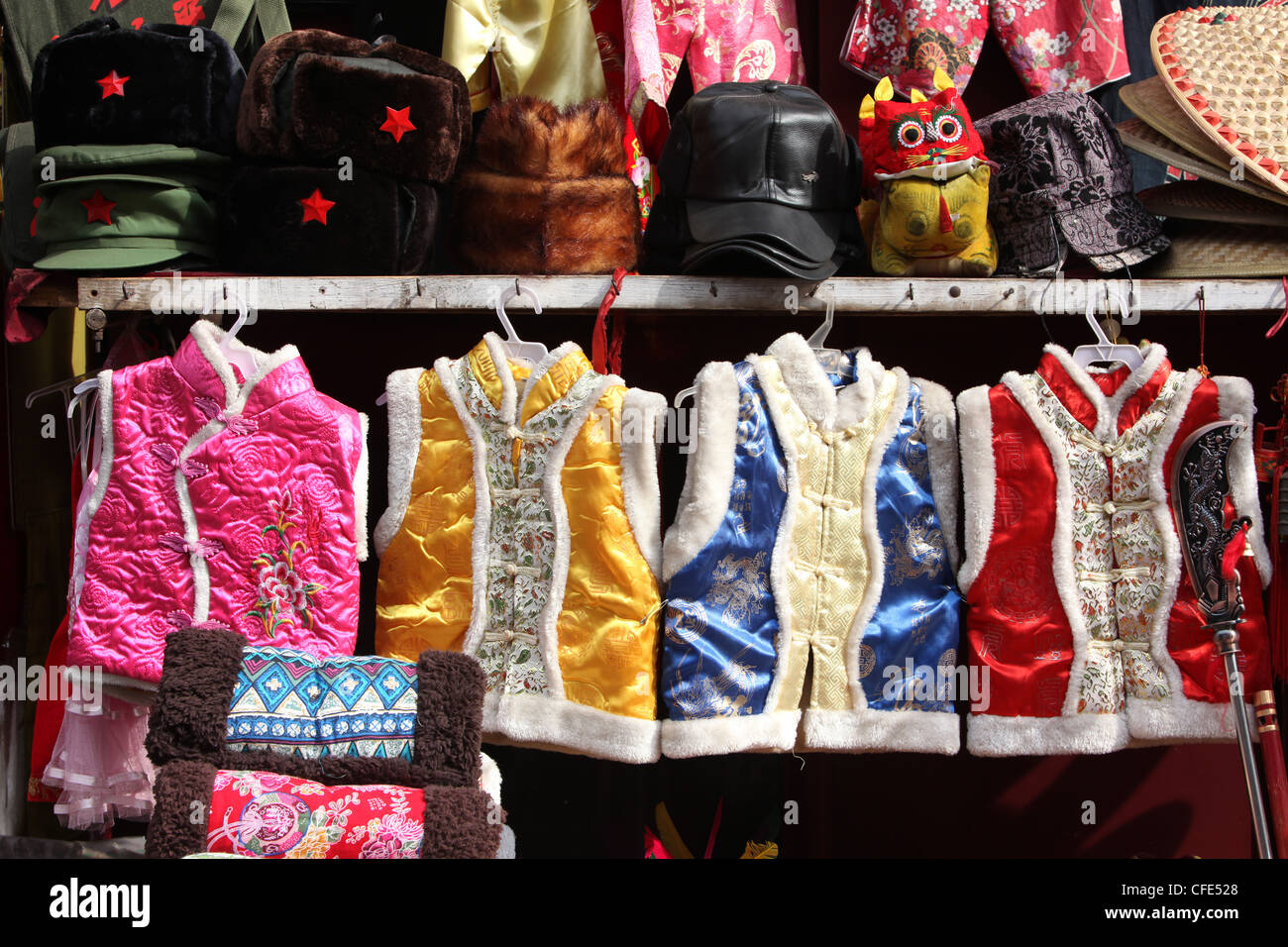 chinesische traditionelle Kleidung, Mao Hüte auf Display, Pingyao, china Stockfoto