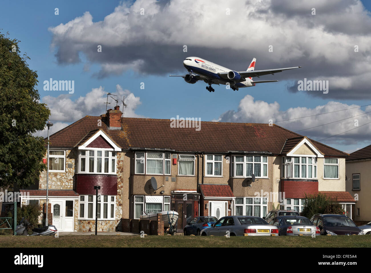 Heathrow Ansatz - A British Airways Boeing 767 fliegt niedrig über Häuser an der Flughafen-Grenze Stockfoto
