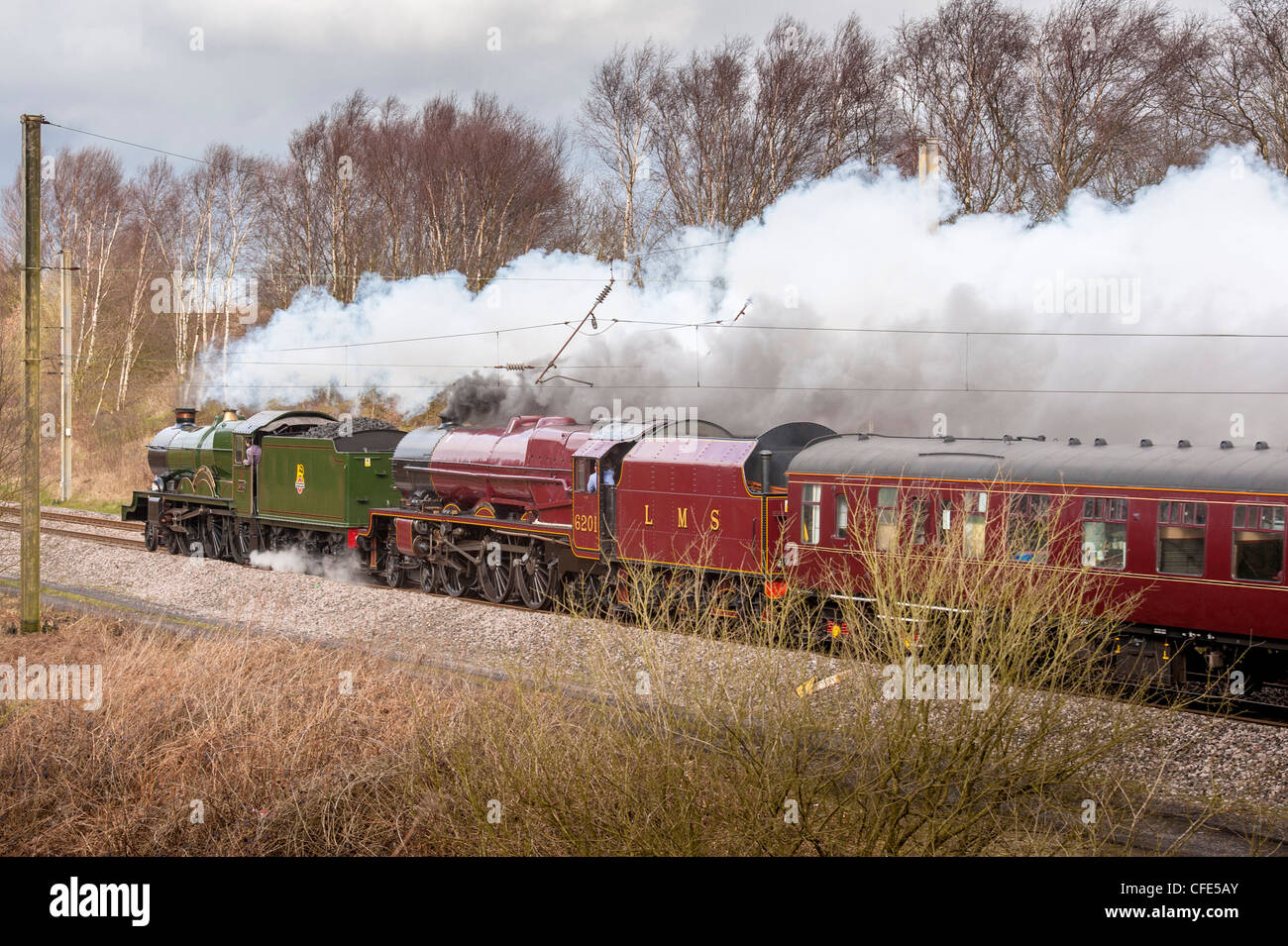 GWR Castle Klasse 4-6-0 keine 5043 Earl von Mount Edgcumbe LMS Princess Klasse 8 P 4-6-0 keine 46201 Prinzessin Elizabeth auf der Hauptstrecke. Stockfoto