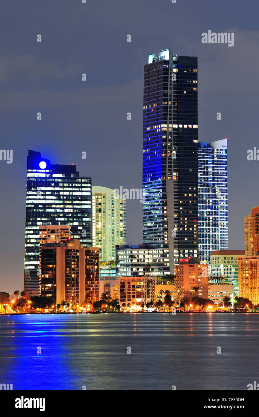 Miami City Architektur Closeup in der Abenddämmerung mit städtischen Hochhäusern über Meer mit Reflexion Stockfoto