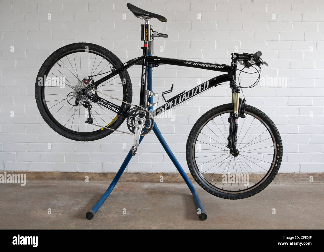 Mountainbike auf Arbeit Fahrradständer gegen Mauer Stockfotografie - Alamy