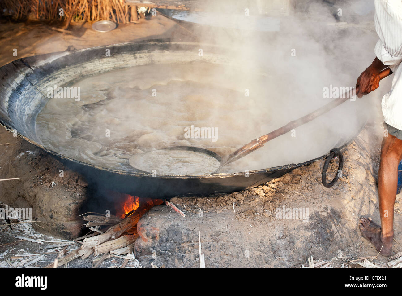Jaggery Produktion im ländlichen Süden indischen Landschaft. Kochen rohe unraffinierte Zuckerrohr Saft. Andhra Pradesh, Indien Stockfoto