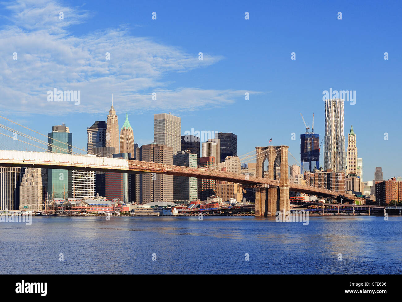 Geht Die Brooklyn Bridge über Den East River Brooklyn Bridge mit niedrigeren Manhattan Skyline Panorama am Morgen