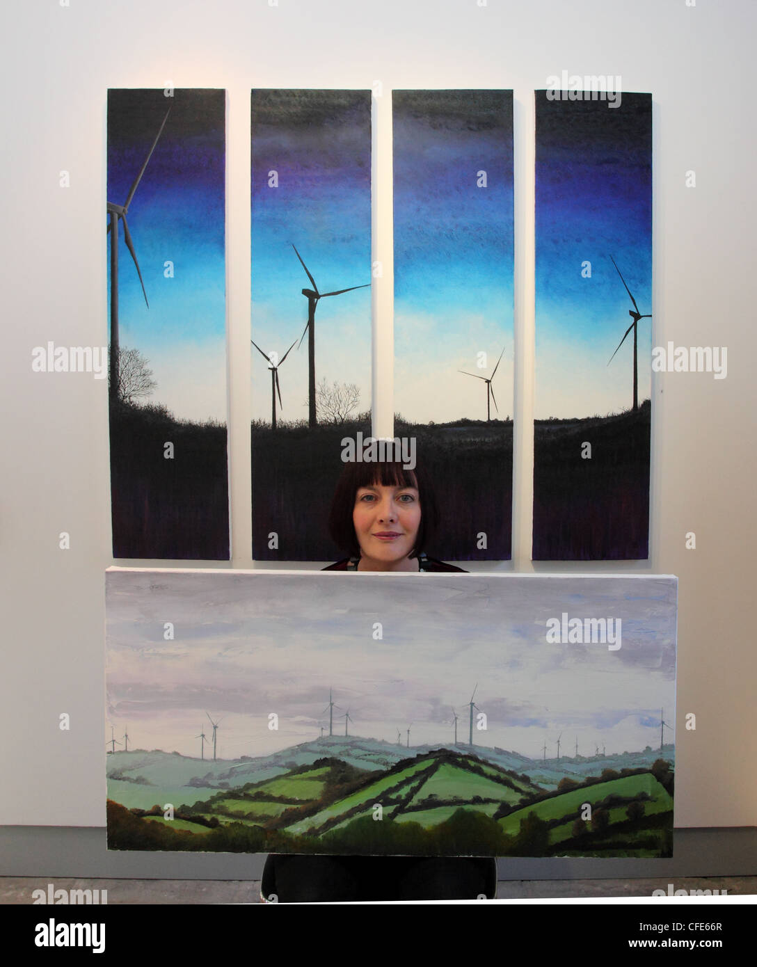 Irische Künstlerin Orlagh Meegan-Gallagher mit ihren Bildern von Windkraftanlagen, Market House Gallery, Monaghan, Irland Stockfoto