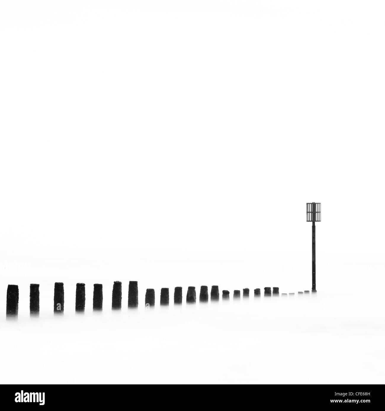 England, Northumberland, Blyth. Abstrakte Schuss von hölzernen Buhne Annäherung vom Strand an der Nordsee. Stockfoto