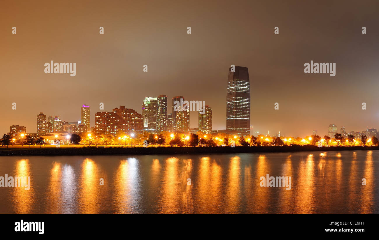 New Jersey-Skyline bei Nacht mit Wolkenkratzern über Hudson River. Stockfoto