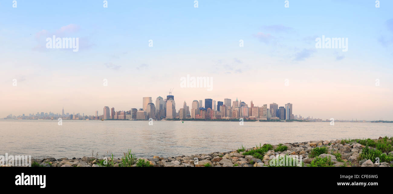 New York City Manhattan Skyline bei Sonnenuntergang über den Hudson River Panorama von New Jersey Küste gesehen Innenstadt Stockfoto