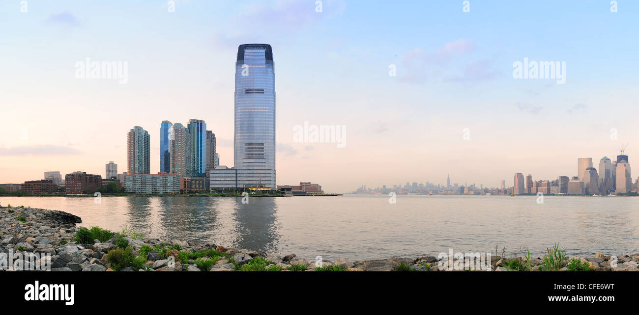 Die Innenstadt von Skyline von New York City Manhattan und New Jersey bei Sonnenuntergang über den Hudson River panorama Stockfoto