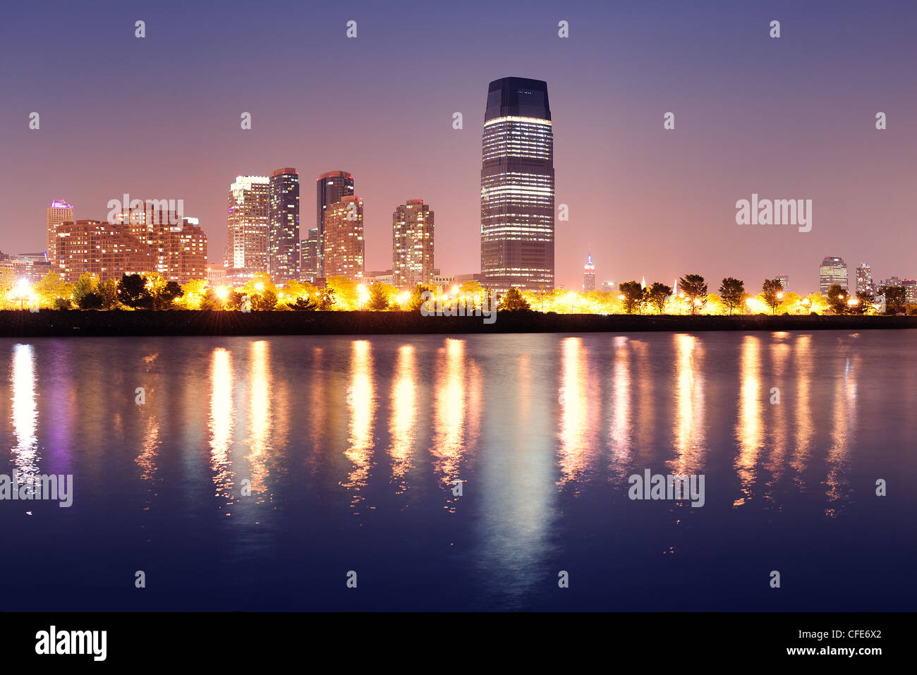 Die Innenstadt von Skyline von New York City Manhattan und New Jersey bei Nacht panorama Stockfoto