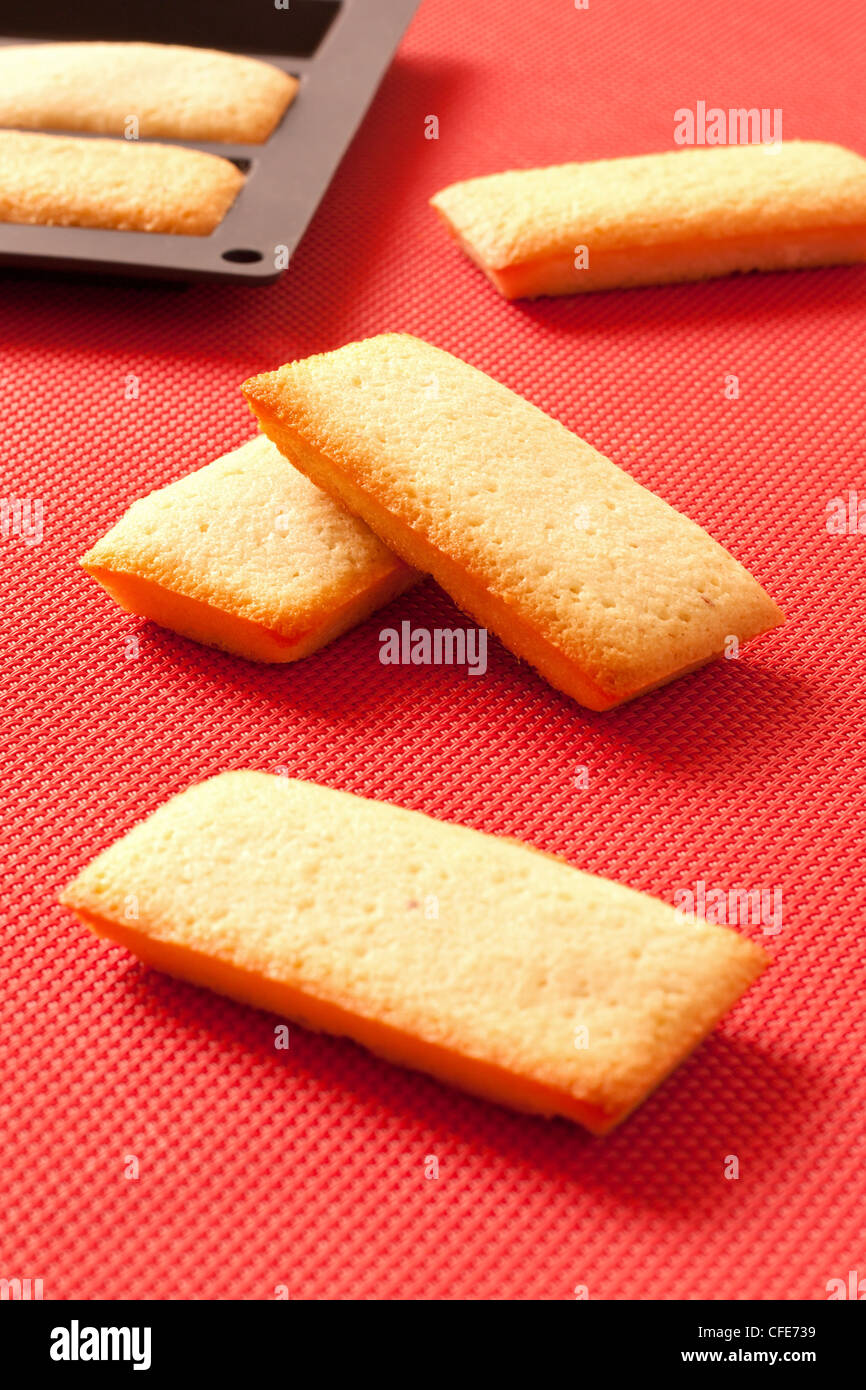 Französische Kekse mit Mandeln Pulver, Finanziers, genannt, innen glatt und knusprig an den Rändern Stockfoto