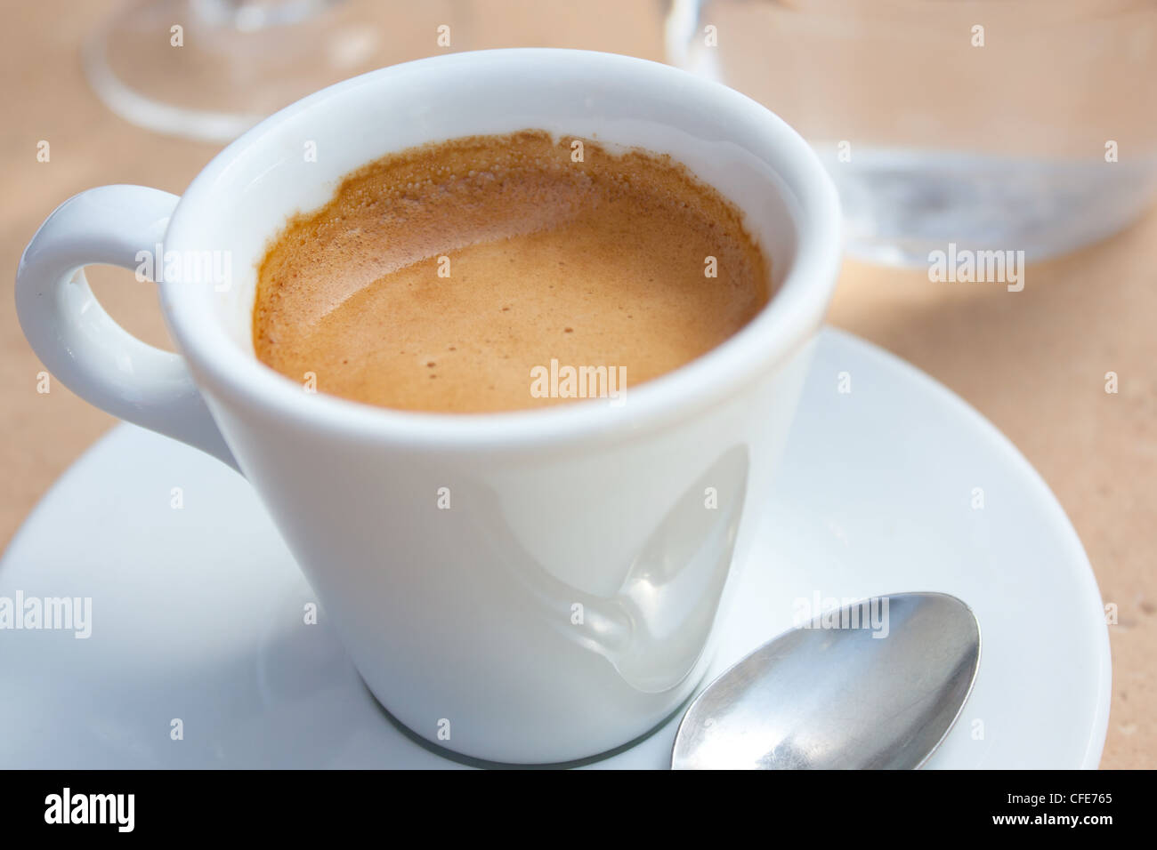 weiße Tasse Kaffee, Espresso und ein Glas Wasser Stockfoto