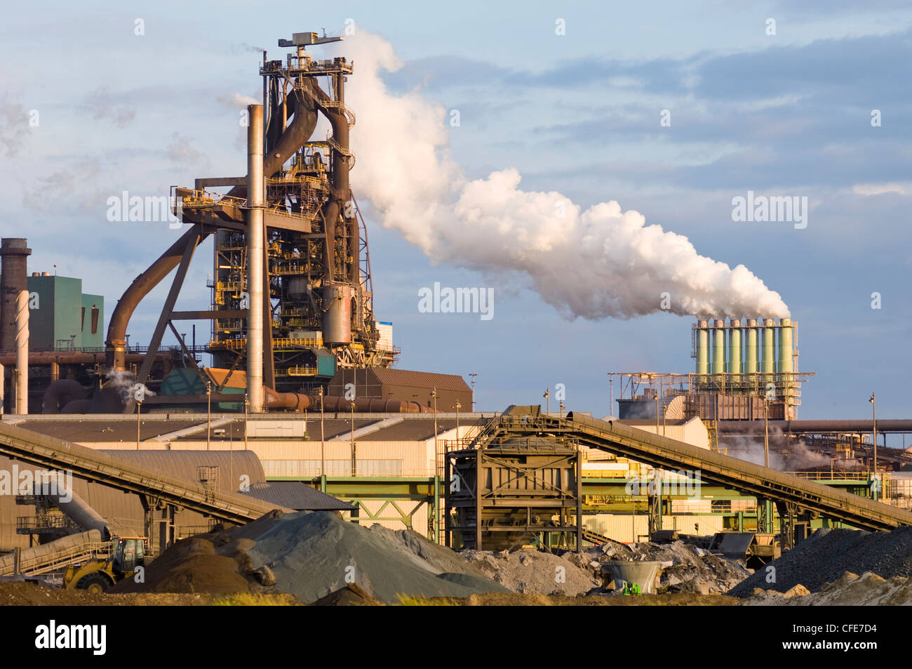 Hochofen und Cola Fabrik im Abendlicht Stockfoto