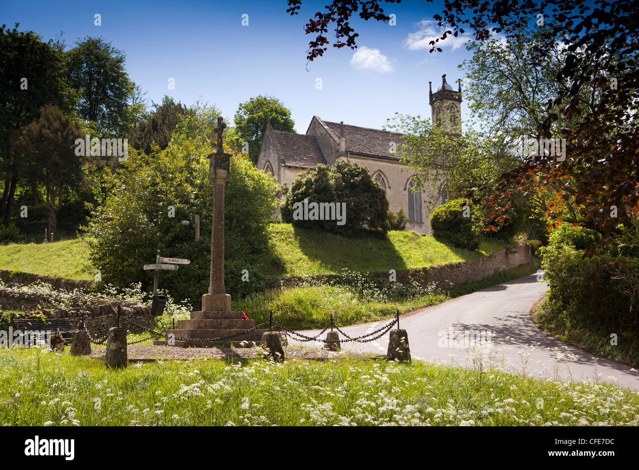 Großbritannien, Gloucestershire, Stroud, Sheepscombe, Dorf Kriegerdenkmal und Pfarrkirche St. Johannes der Apostel Stockfoto