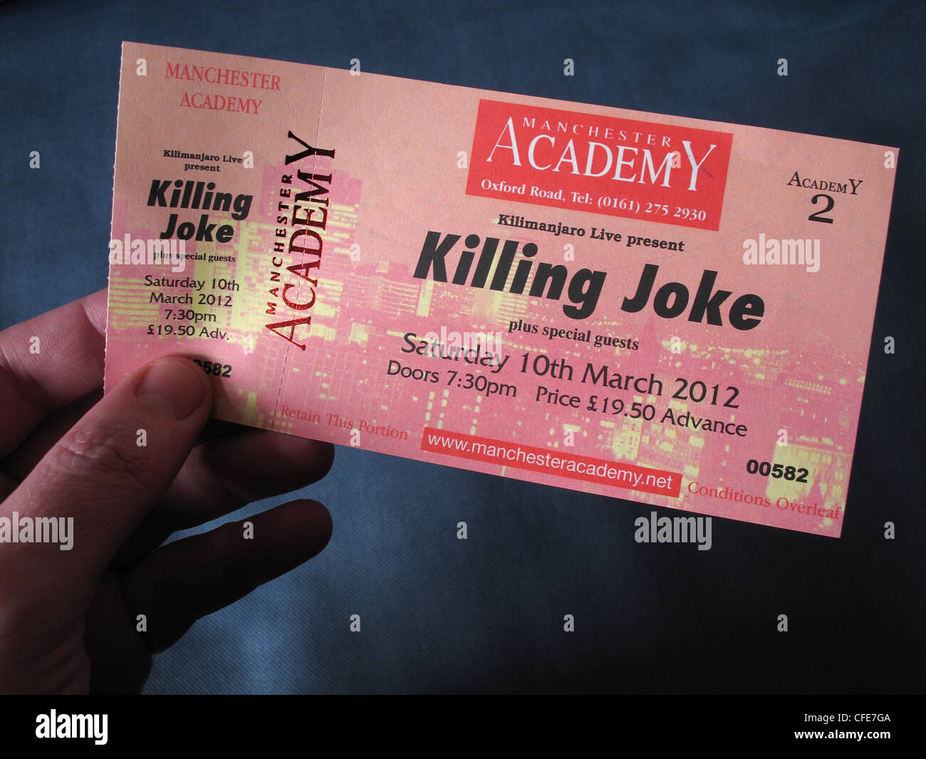 10. März 2012 in einer Hand gehalten Witz Konzertkarte für Manchester Academy zwei getötet Stockfoto