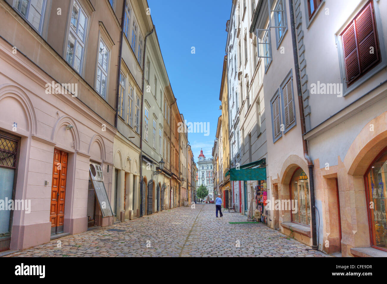 Alte Straße zwischen bunten Häusern und Souvenirläden in Prag, Tschechien. Stockfoto