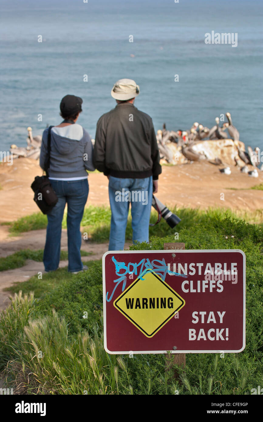 Warnzeichen auf felsigen Klippen über dem Pazifischen Ozean-La Jolla, Kalifornien, USA veröffentlicht. Stockfoto