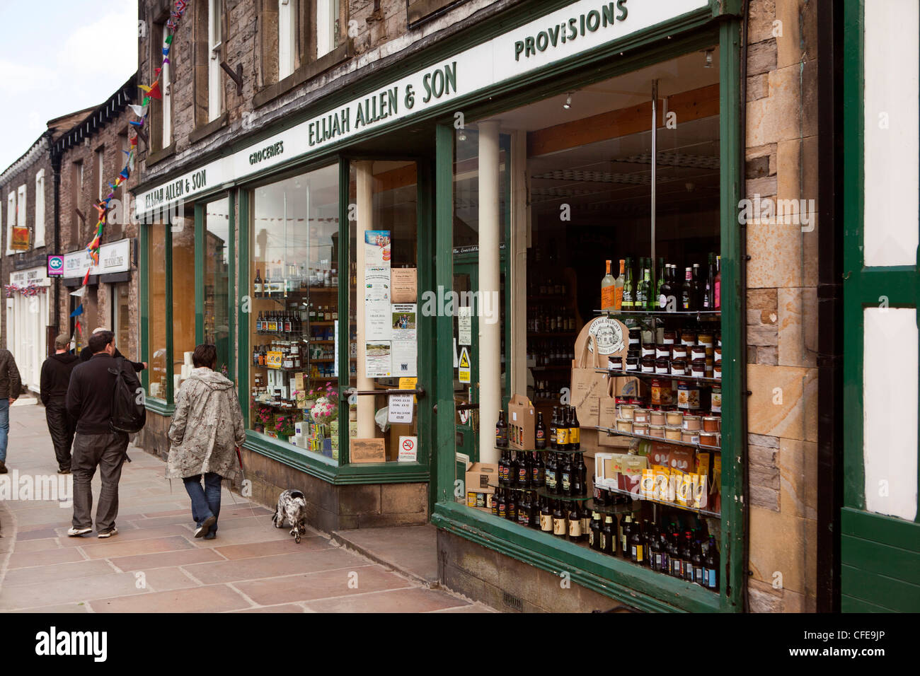 Großbritannien, England, Yorkshire, Wensleydale, Hawes Dorf Zentrum, Marktplatz, Elijah Allens altmodische Lebensmittelgeschäft Stockfoto