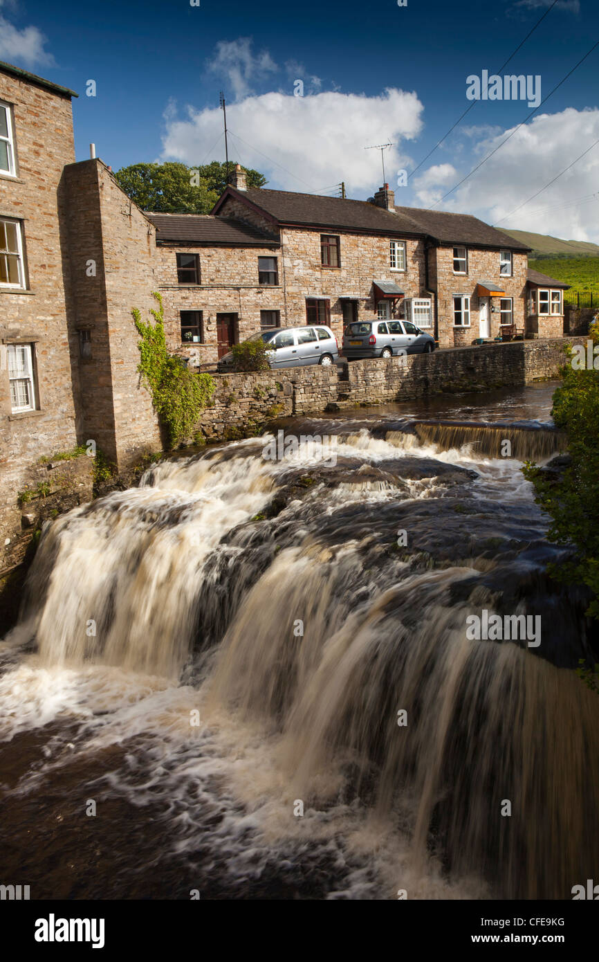 Großbritannien, England, Yorkshire, Wensleydale, Hawes, schnell fließende Duerley Beck geschwollen durch Regen fließt durch Dorf Stockfoto