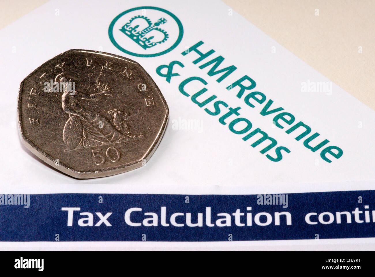 Allgemeines Bild von 50 Cent-Stück und das HMRC-Logo, um die fünfzig Pence Steuersatz zu veranschaulichen Stockfoto