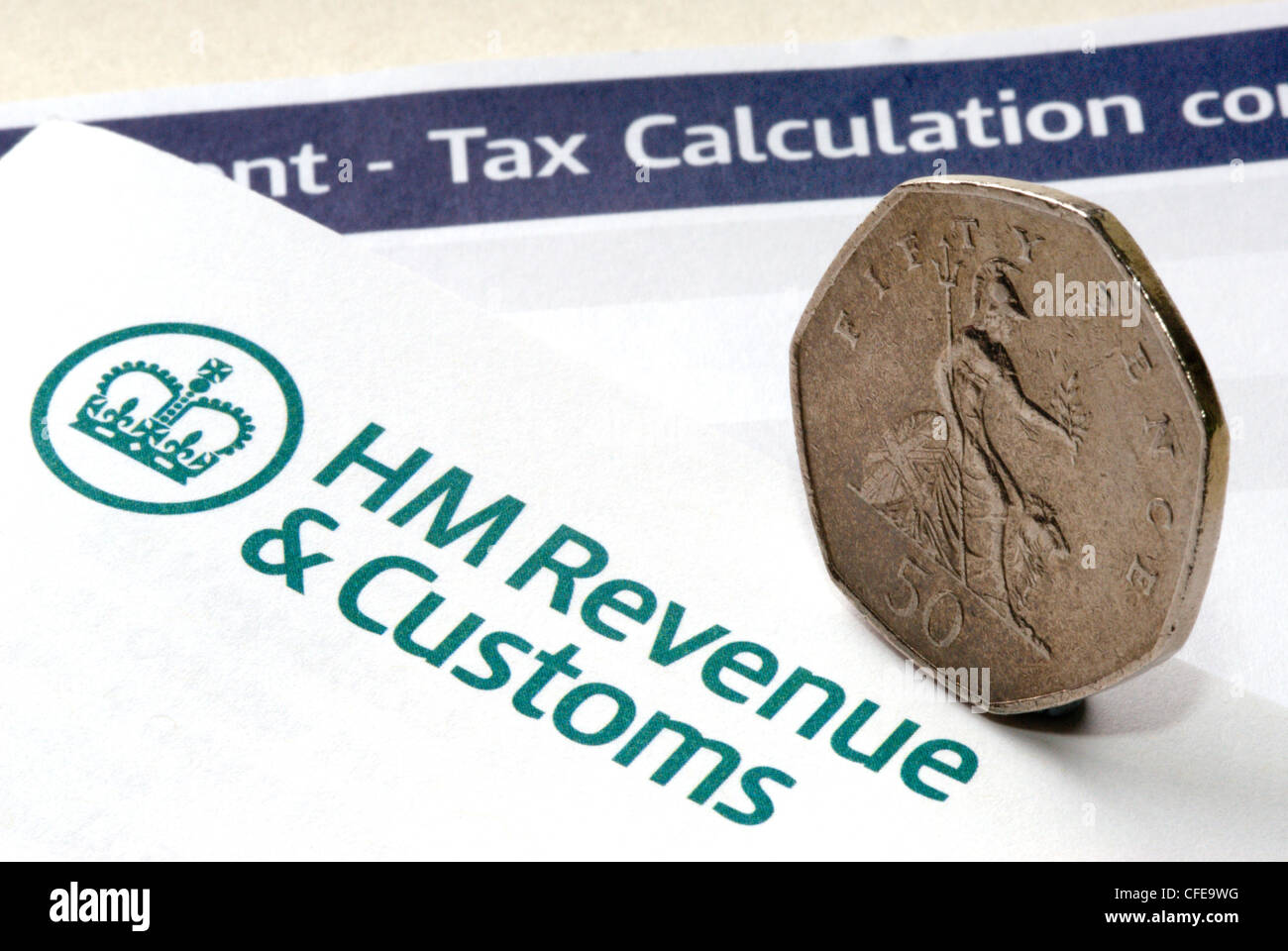 Allgemeines Bild von 50 Cent-Stück und das HMRC-Logo, um die fünfzig Pence Steuersatz zu veranschaulichen Stockfoto