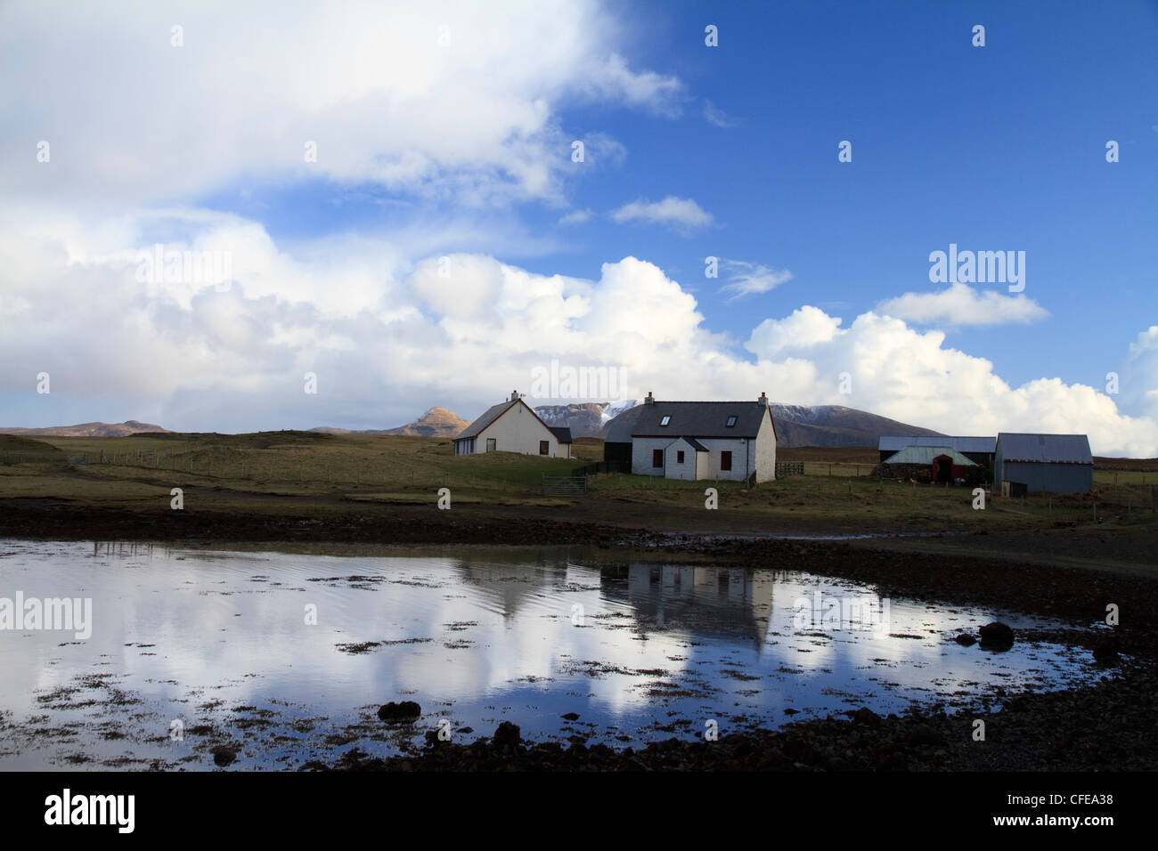 Ein Crofter Haus spiegelt sich im Wasser in der Bucht auf der Insel von Sanday (Canna), kleinen Inseln, Schottland Stockfoto