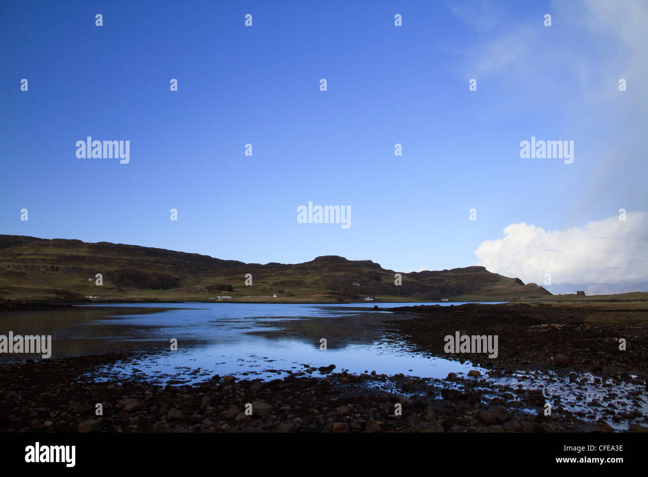 Blick über die Bucht von Sanday auf Isle Canna mit Compass Hill im Hintergrund Stockfoto