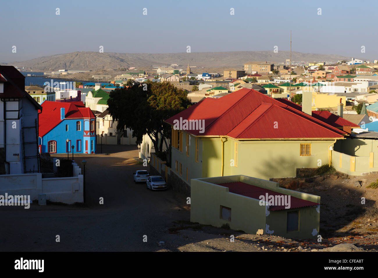 Blick von der Kirch Straße über die bunten Häuser von Lüderitz, Namibia Stockfoto