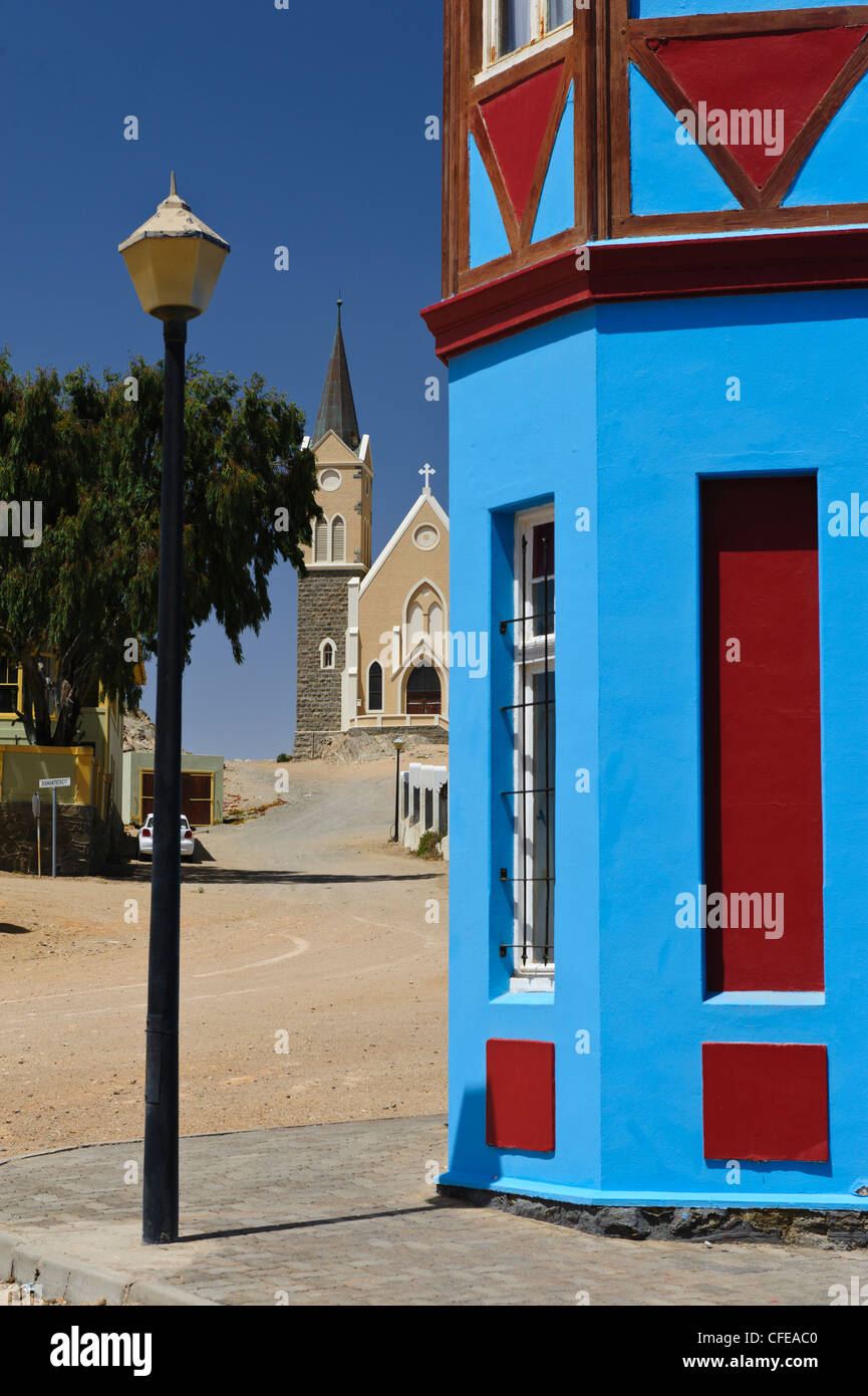 Helle blaue Haus im Kolonialstil und Felsenkirche. Lüderitz, Namibia. Stockfoto