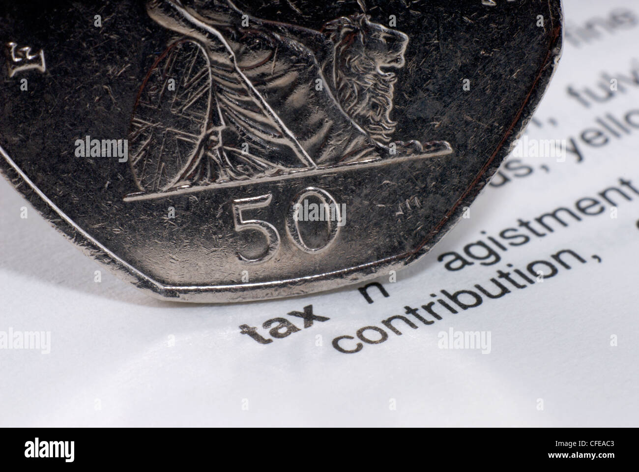 Allgemeines Bild von 50 Cent-Stück und einen Thesauruseintrag für das Wort steuern, um die fünfzig Pence zu veranschaulichen Steuersatz Stockfoto