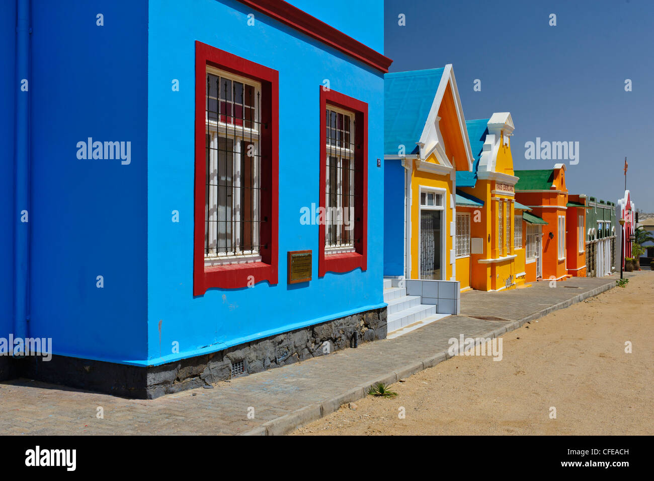 Hellen farbigen Häusern im Kolonialstil in der Berg-Straße. Lüderitz, Namibia. Stockfoto
