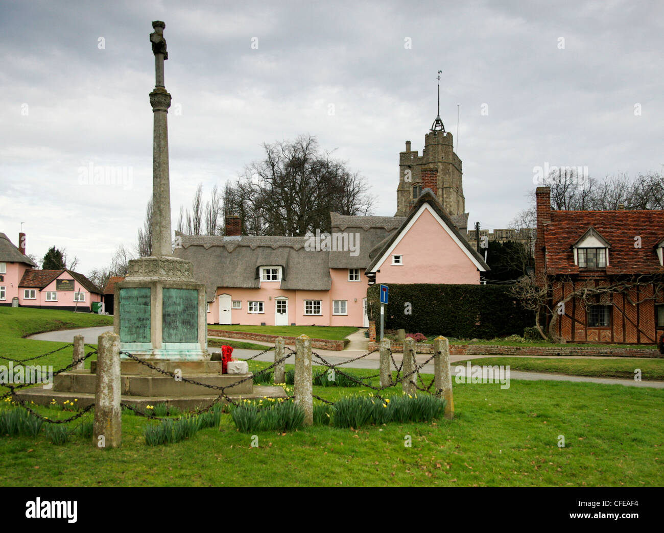 Strohgedeckten Cottages in Cavendish in Suffolk mit Kriegerdenkmal im Vordergrund Stockfoto